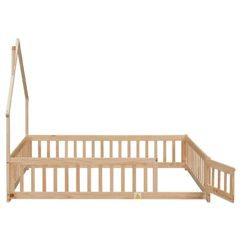 Letto a pavimento con testiera a forma di casa a grandezza naturale e recinzione di sicurezza, beige