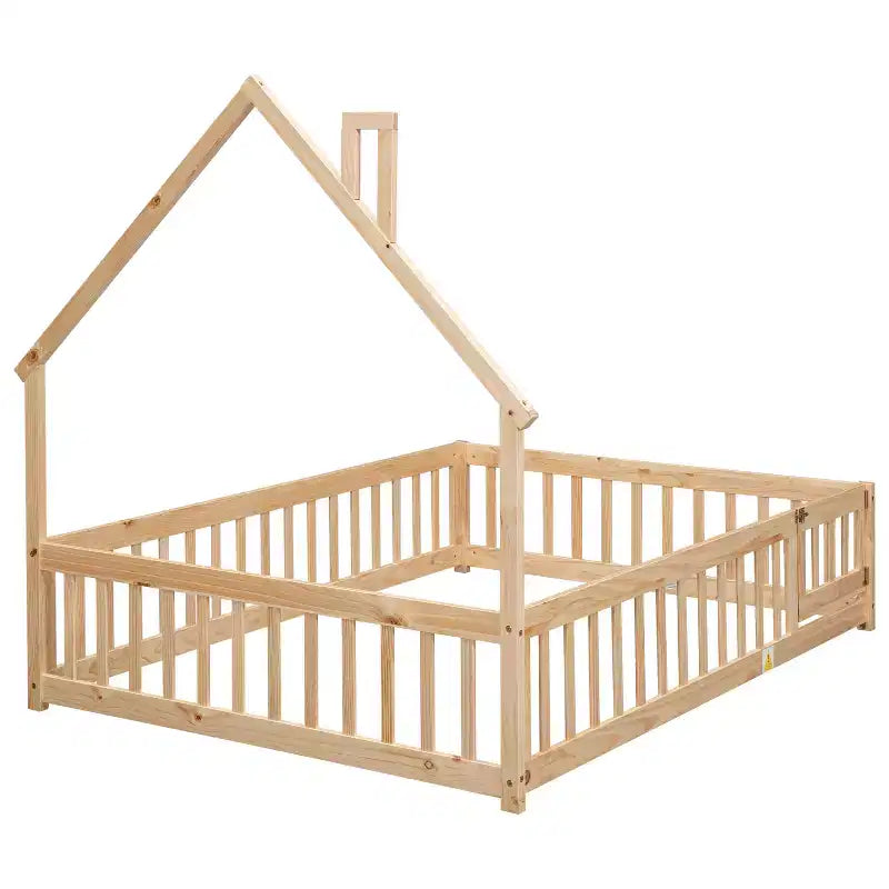 Letto a pavimento con testiera a forma di casa a grandezza naturale e recinzione di sicurezza, beige