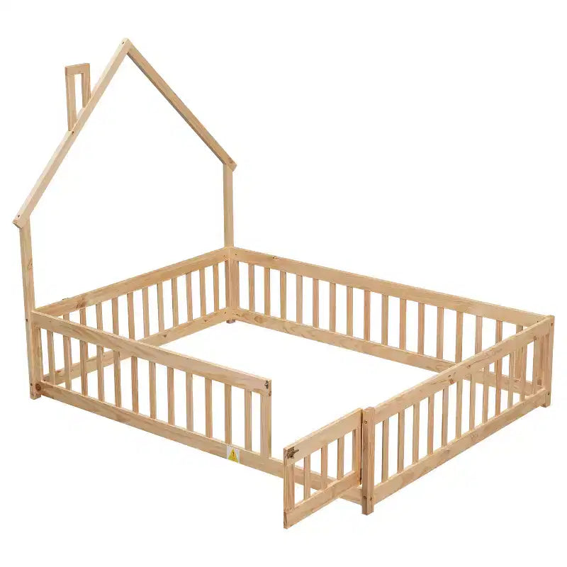 Letto a pavimento con testiera a forma di casa a grandezza naturale e recinzione di sicurezza, beige