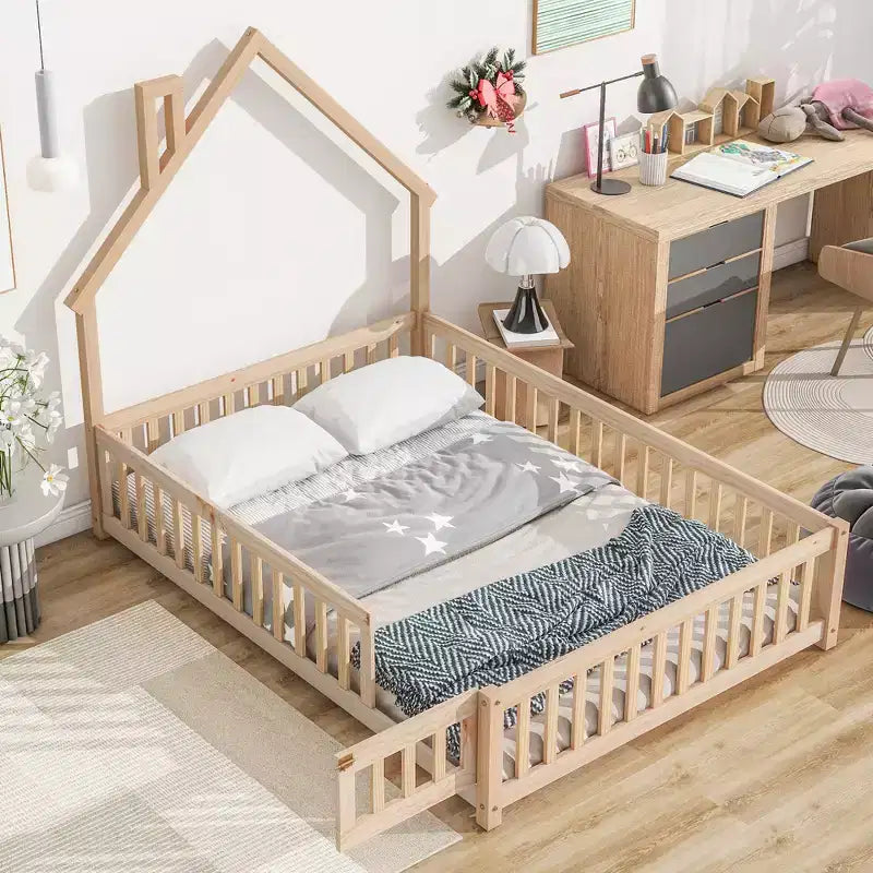 Letto a pavimento con testiera a forma di casa a grandezza naturale e recinzione di sicurezza, beige