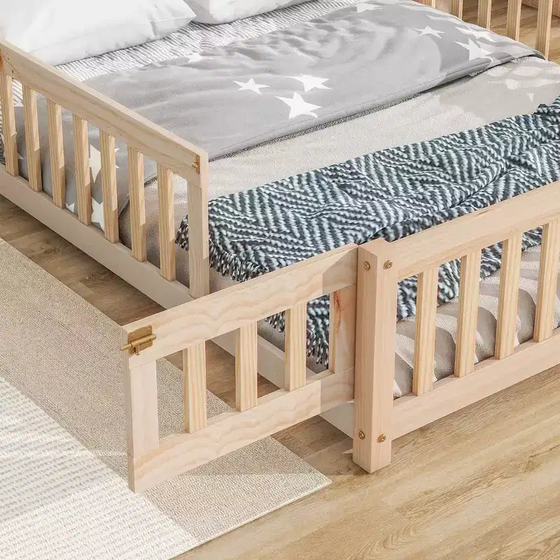 Letto a pavimento con testiera a forma di casa a grandezza naturale e recinzione di sicurezza, beige