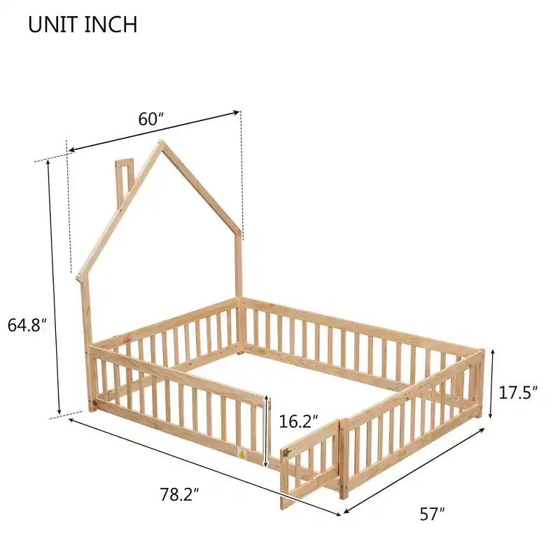 Letto a pavimento con testiera a forma di casa a grandezza naturale e recinzione di sicurezza, beige