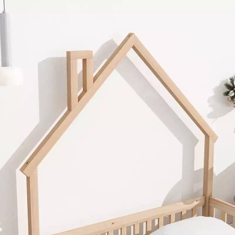 Letto a pavimento con testiera a forma di casa a grandezza naturale e recinzione di sicurezza, beige
