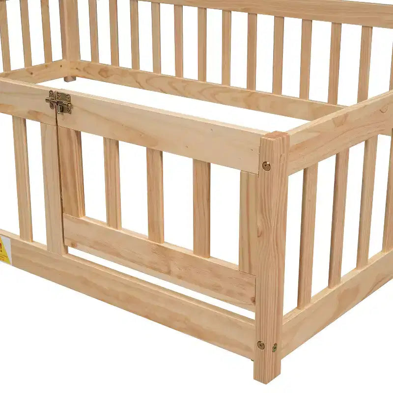 Letto a pavimento con testiera a forma di casa a grandezza naturale e recinzione di sicurezza, beige