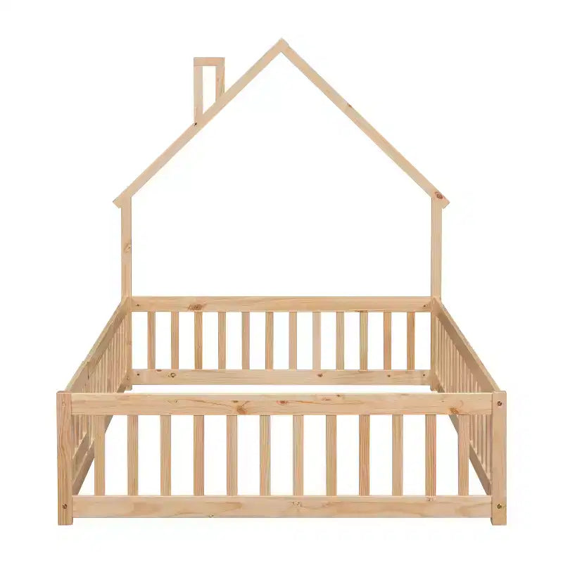 Letto a pavimento con testiera a forma di casa a grandezza naturale e recinzione di sicurezza, beige