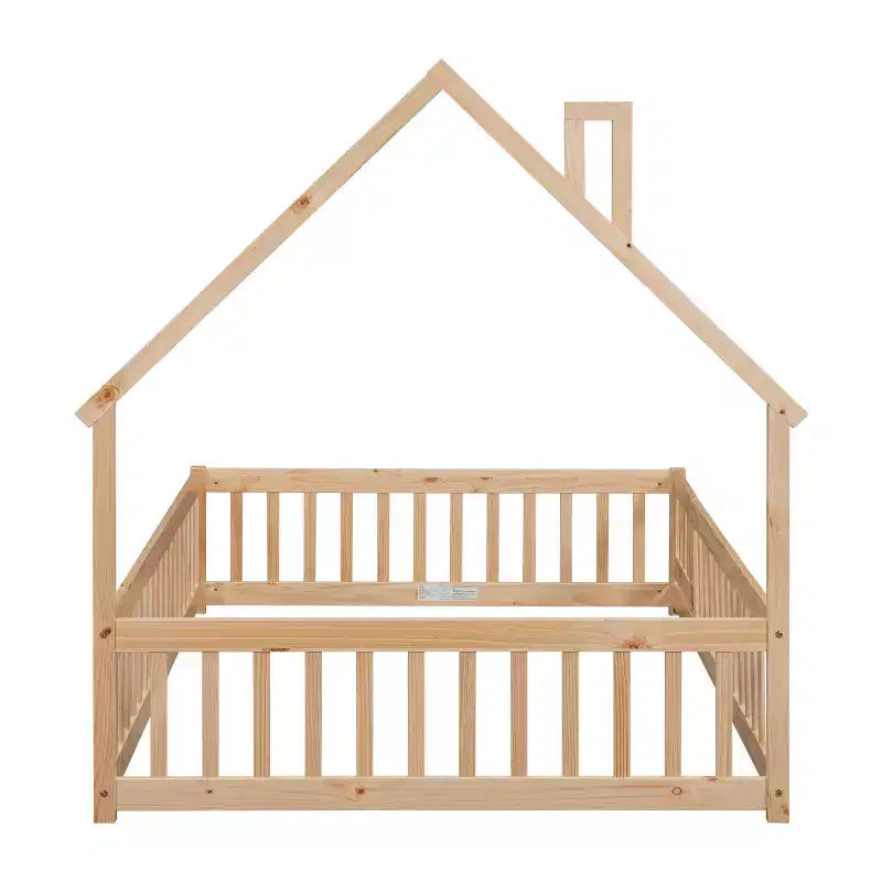Letto a pavimento con testiera a forma di casa a grandezza naturale e recinzione di sicurezza, beige