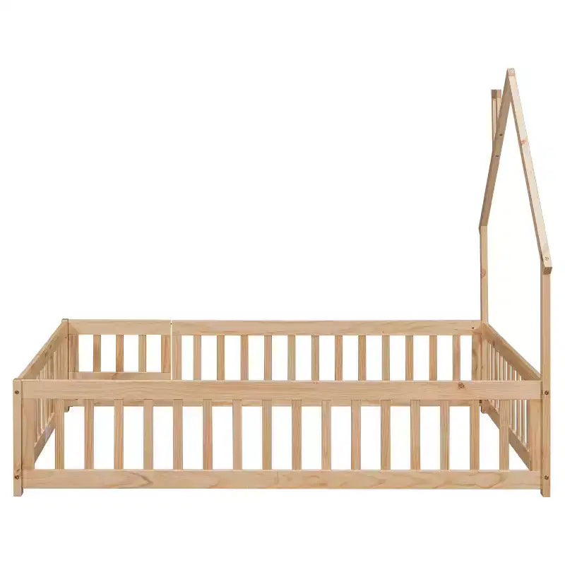 Letto a pavimento con testiera a forma di casa a grandezza naturale e recinzione di sicurezza, beige