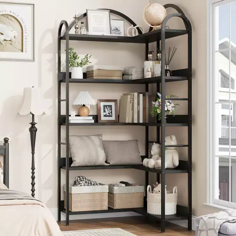 Libreria angolare a cinque ripiani a forma di L con mensole in legno e metallo. Unità espositiva salvaspazio adatta per soggiorni e camere da letto.