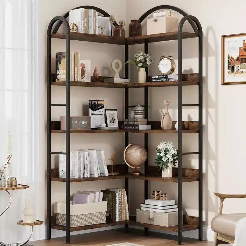 Libreria angolare a cinque ripiani a forma di L con mensole in legno e metallo. Unità espositiva salvaspazio adatta per soggiorni e camere da letto.