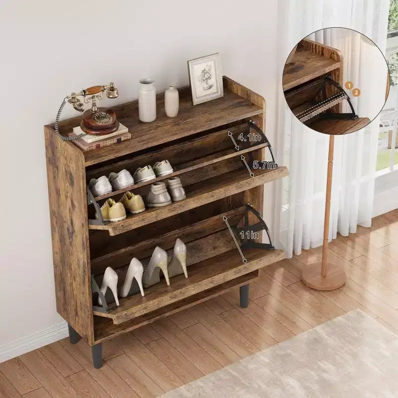 Scarpiera a cassetti a ribalta con ripiani in legno regolabili, ideale per ingressi, corridoi e salotti come soluzione nascosta per riporre le scarpe.