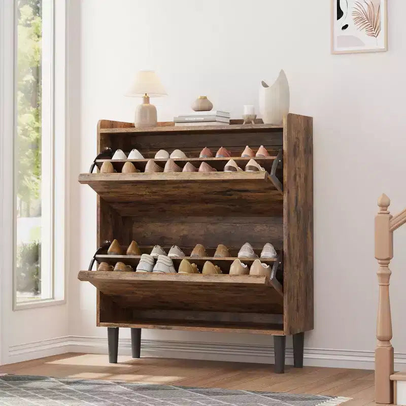 Scarpiera a cassetti a ribalta con ripiani in legno regolabili, ideale per ingressi, corridoi e salotti come soluzione nascosta per riporre le scarpe.