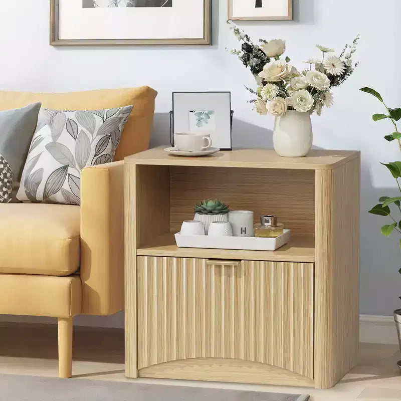 Comodino in Rovere da 23 Pollici, Tavolino da Notte con Superficie Impermeabile con Cassetto e Ripiano, Tavolino Laterale Moderno con Scanalature in Stile Mid-Century per la Camera da Letto