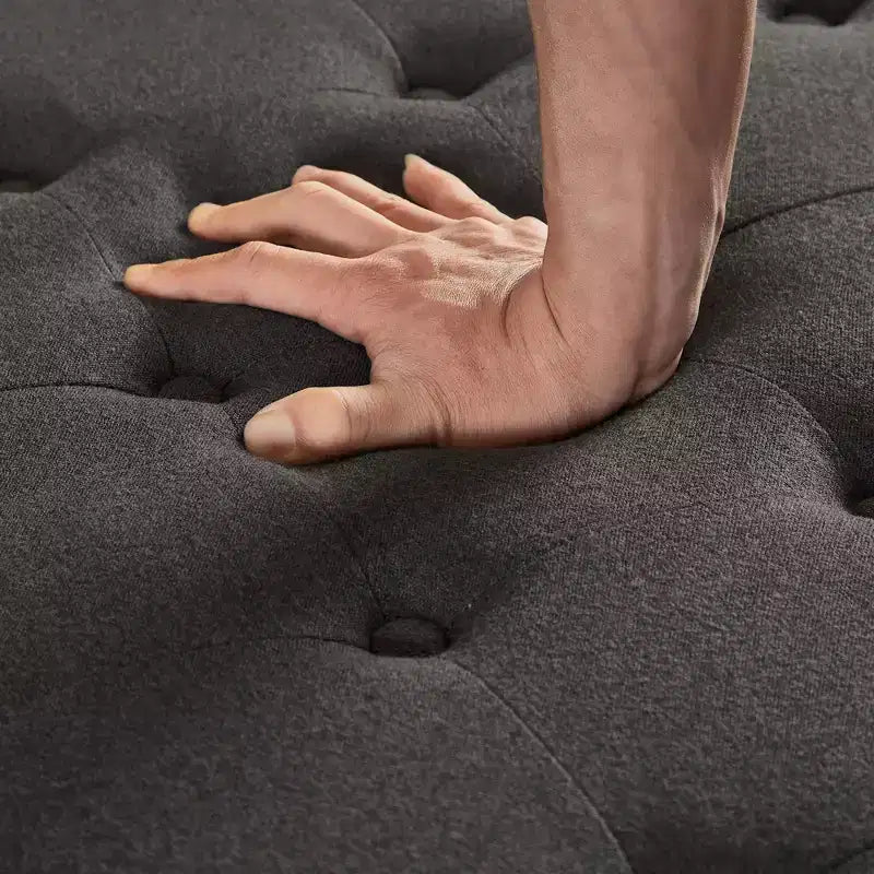 Pouf Contenitore Grande Quadrato Okak con Gambe in Legno, Panca da Ingresso con Bottoni, Decorato con Trapuntatura e Rifiniture a Borchie, Poggiapiedi per la Casa