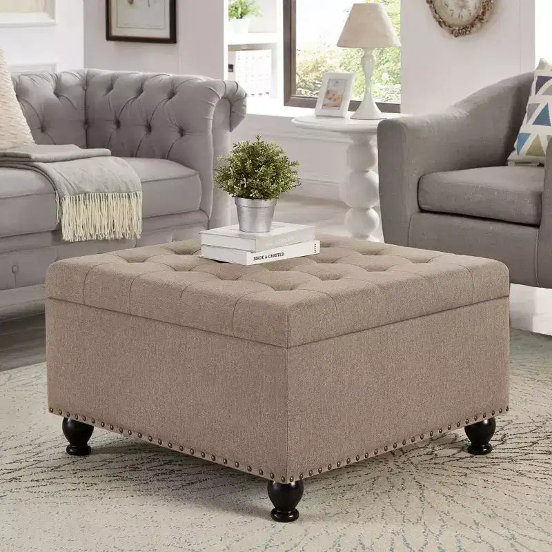 Pouf Contenitore Grande Quadrato Okak con Gambe in Legno, Panca da Ingresso con Bottoni, Decorato con Trapuntatura e Rifiniture a Borchie, Poggiapiedi per la Casa