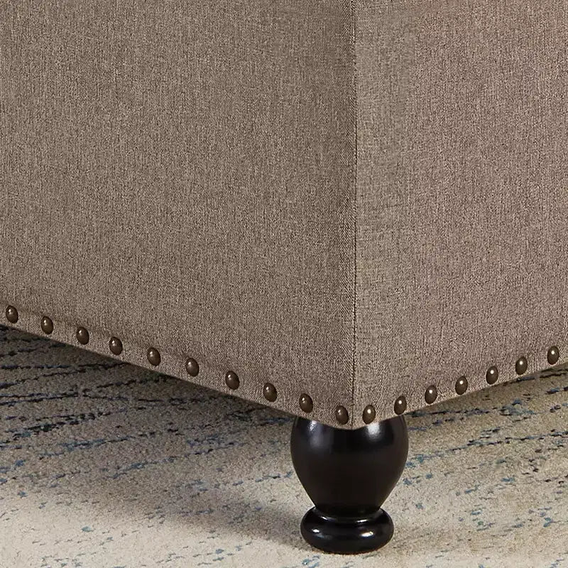 Pouf Contenitore Grande Quadrato Okak con Gambe in Legno, Panca da Ingresso con Bottoni, Decorato con Trapuntatura e Rifiniture a Borchie, Poggiapiedi per la Casa