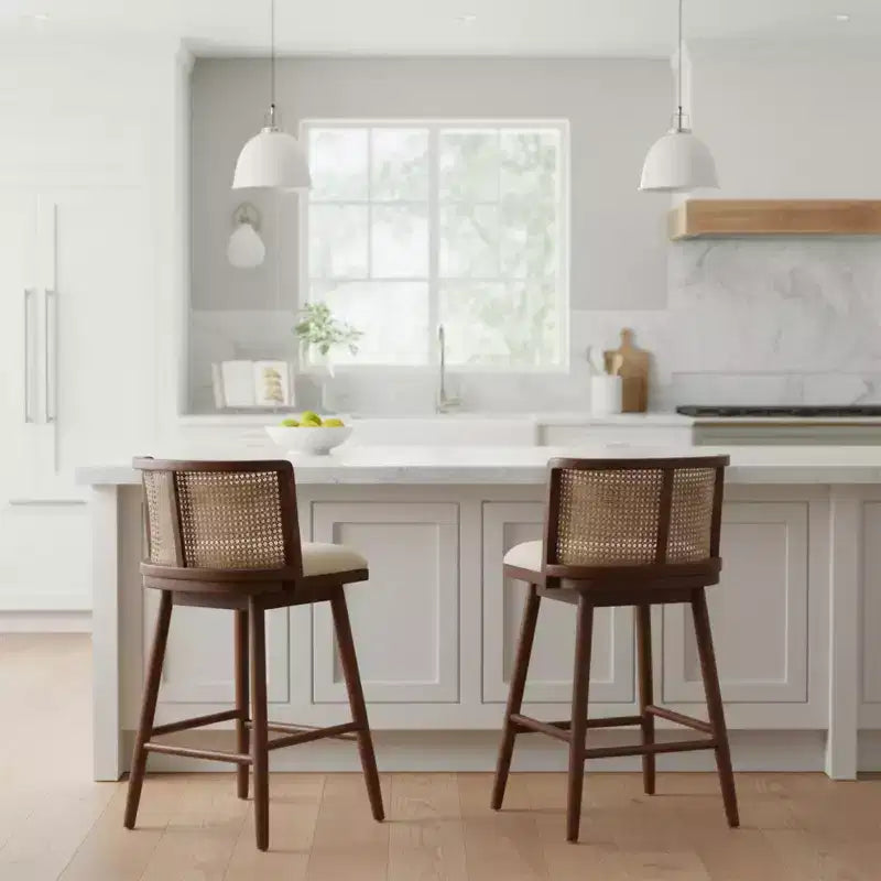 Set di 2 Sgabelli da Bancone in Legno con Schienale in Rattan e Rivestimento Beige