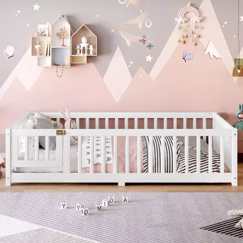 Struttura letto a terra per bambini in legno massello con spondine di sicurezza e cancelletto rimovibile, letto Montessori per bambini piccoli