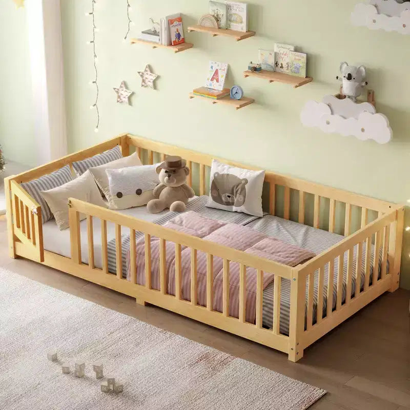 Struttura letto a terra per bambini in legno massello con spondine di sicurezza e cancelletto rimovibile, letto Montessori per bambini piccoli