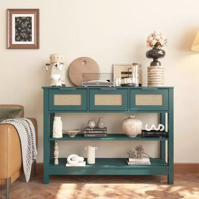 Consolle in Rattan con 3 Cassetti e 2 Ripiani Aperti, Tavolo da Divano Rustico con Ripiano Regolabile
